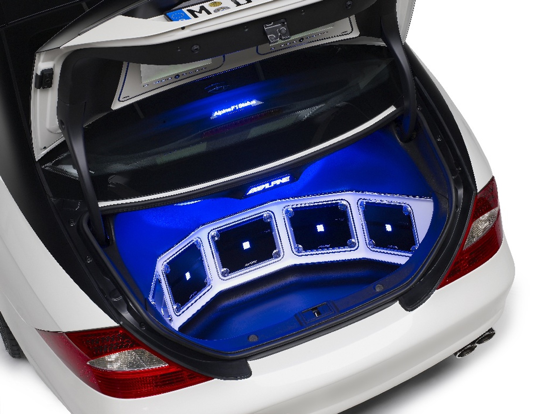 Dwa monobloki o mocy maksymalnej 2200 W, dwa modele jednokanałowe i jeszcze dwa dla subwooferów.