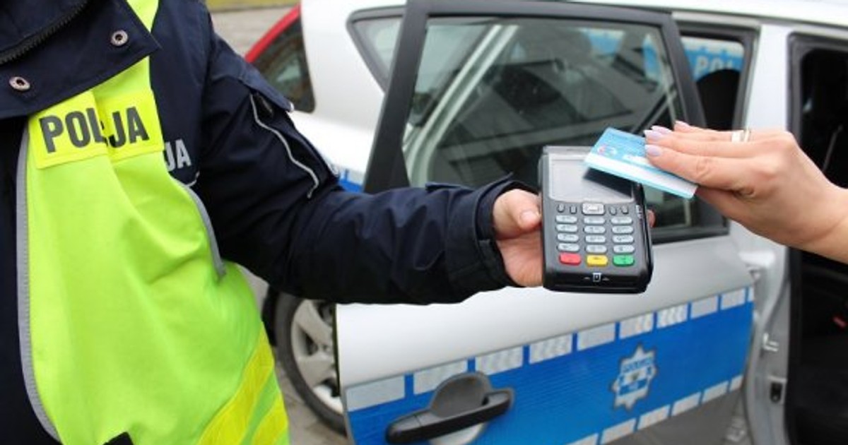 Obraz pochodzący z serwisu https://jawor.policja.gov.pl/dja/aktualnosci/bieza/118251,Przypominamy-ze-mandat-karny-mozna-oplacic-bezposrednio-u-policjantow-ruchu-drog.html