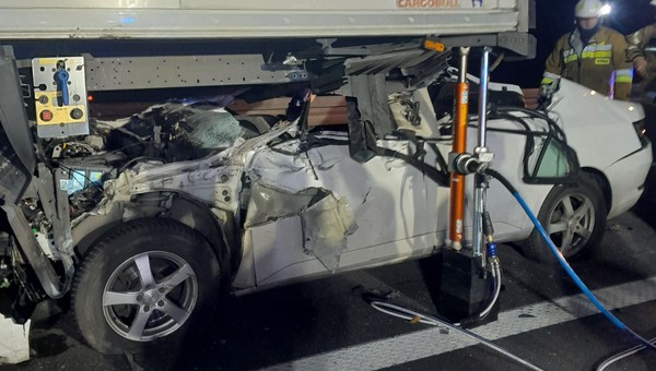 Groźny wypadek na A2. Skoda wbiła się pod ciężarówkę, kierowca cudem przeżył