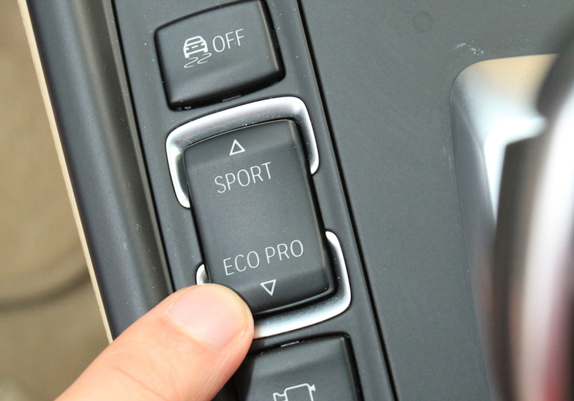 Przełącznik właściwości jezdnych w BMW (tryb jazdy Eco Pro)
