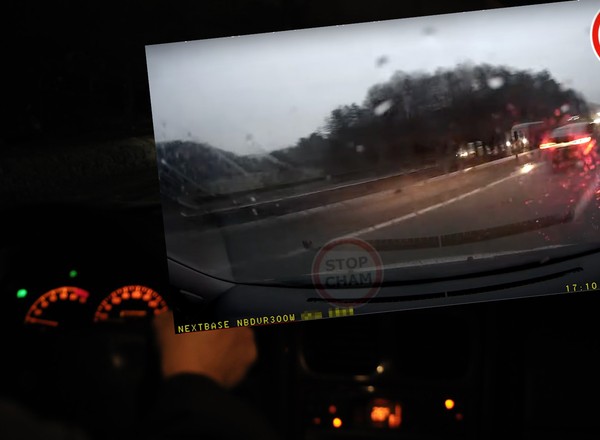 Pirat drogowy, który zajechał drogę młodej kobiecie, już w rękach policji. Odpowie przed sądem