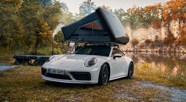 Nowy namiot dachowy od Porsche — outdoorowy nocleg w sportowym stylu