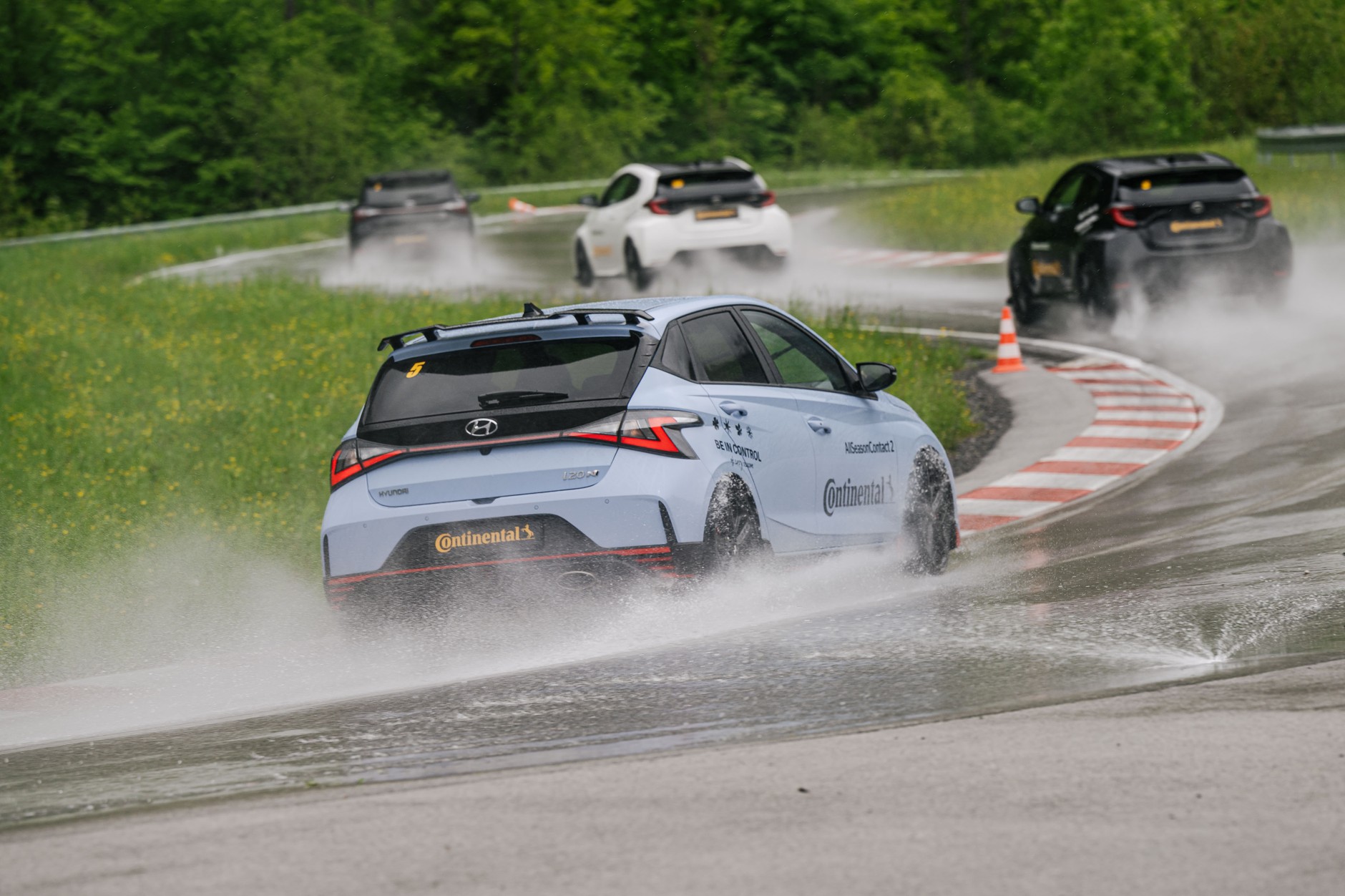 Próby torowe opon całorocznych