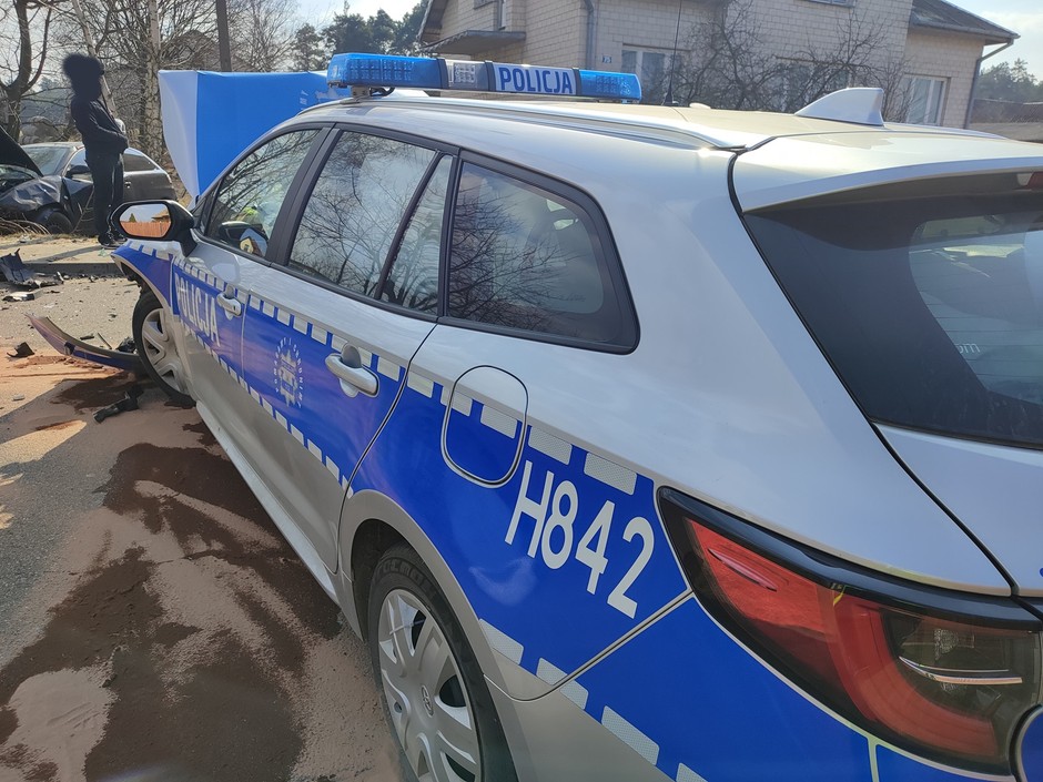 Seat zderzył się czołowo z radiowozem – kierowca był pijany