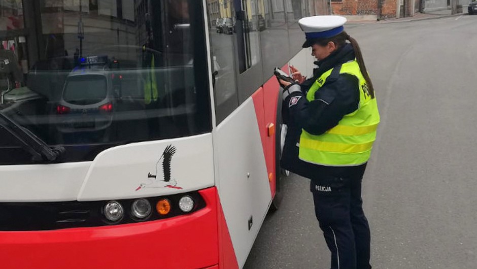 Policja kontroluje autokary podczas ferii zimowych