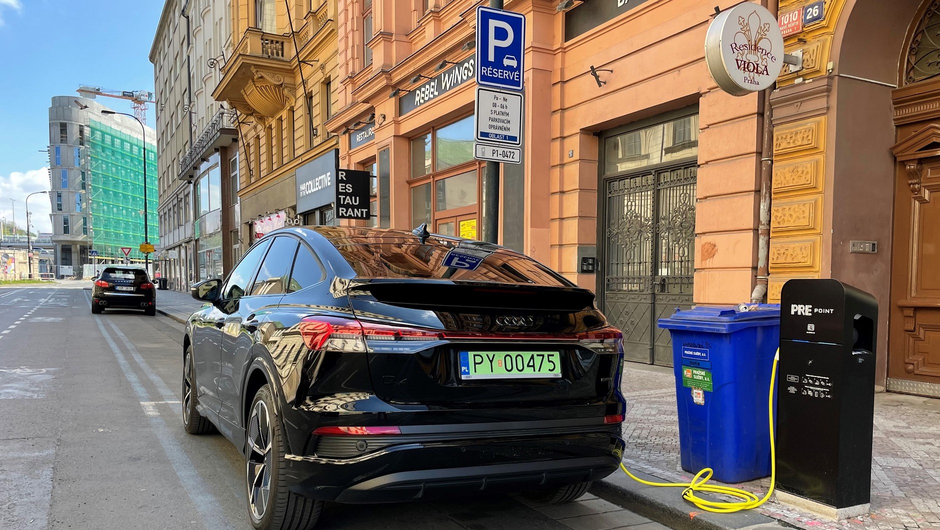 Ładowanie i darmowe parkowanie na ulicach czeskiej Pragi