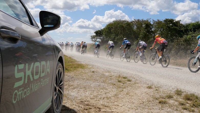 Na dystansie 200 km 9. etapu Tour de France jest 14 odcinków szutrowych. Kto jedzie z tyłu, ten oddycha pyłem