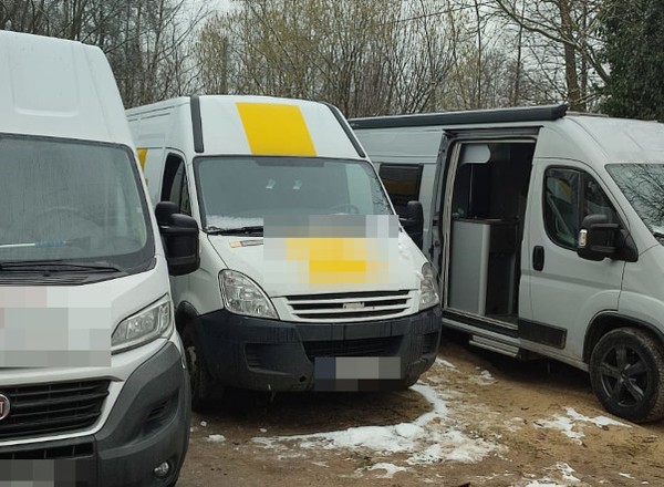Pięć skradzionych busów znalezionych pod Warszawą. Policjanci zlikwidowali "dziuplę"