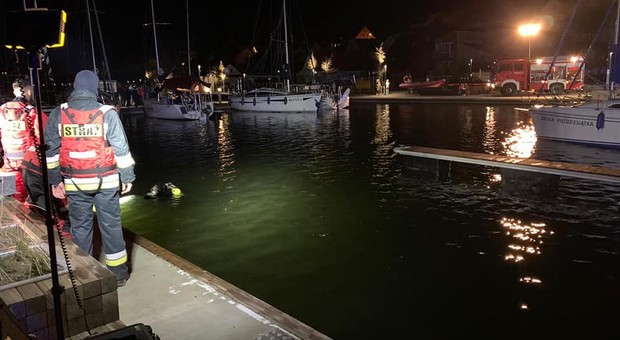 Pijany kierowca Audi wpadł do jeziora w Mikołajkach