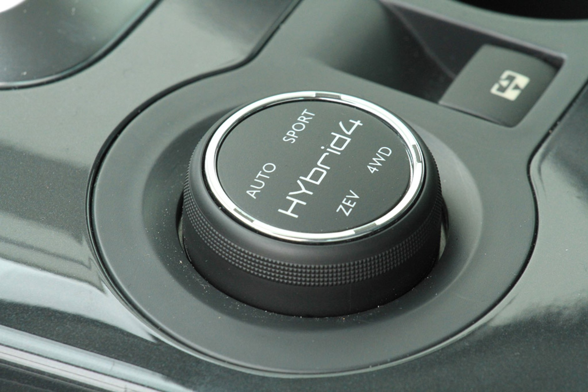 Peugeot 3008 HYbrid4: hybryda dla rozrzutnych ekologów