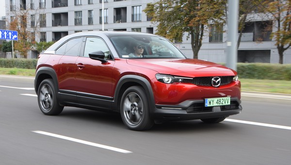 Mazda MX-30 z możliwą usterką. Na wyświetlaczu pojawi się niepokojący komunikat