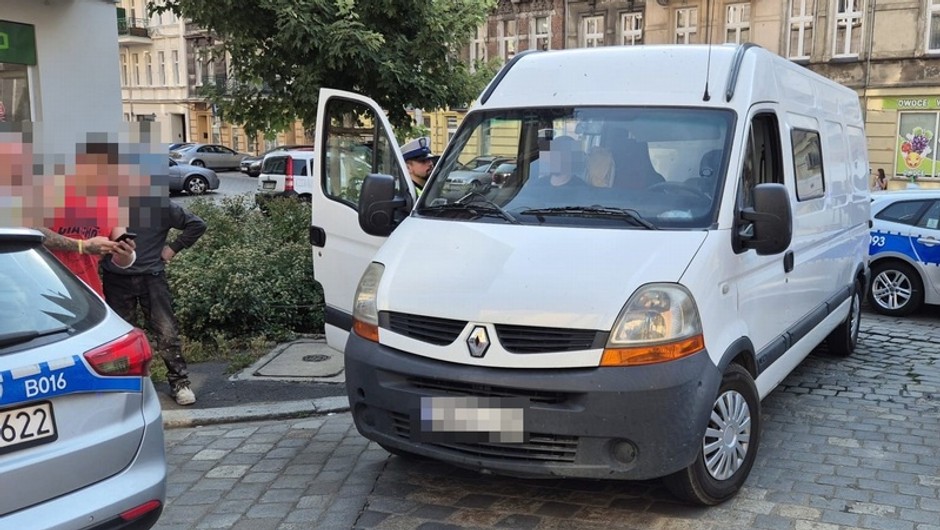 Policjanci zatrzymali busa z budowlańcami do rutynowej kontroli. I worek się rozwiązał