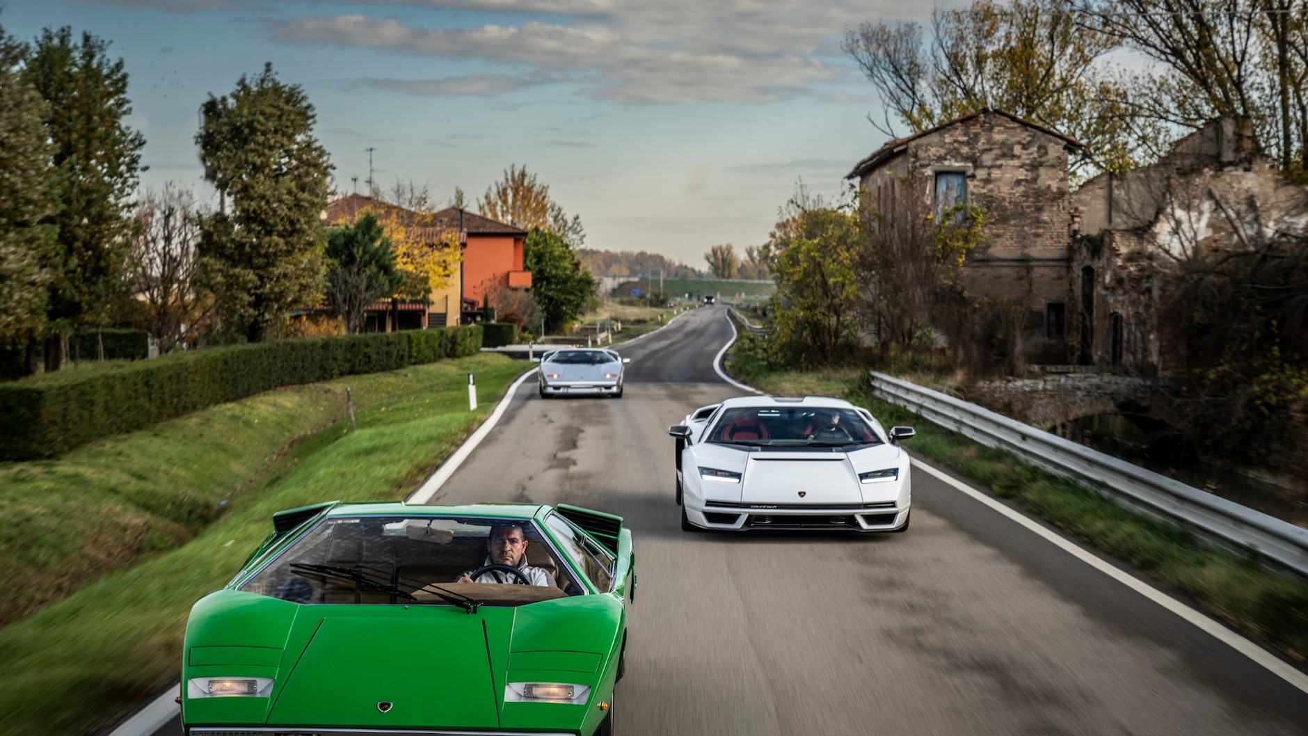 Klasyczne Lamborghini Countach w towarzystwie nowegp LPI 800-4