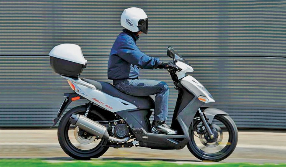 Kymco Agility City – ten popularny skuter występuje z silnikami o pojemnościach 50, 125 i 200 cm3.  Dla fachowca odróżnienie wersji motorowerowej od motocyklowej to nie problem (inne m.in. zawieszenie i hamulce).