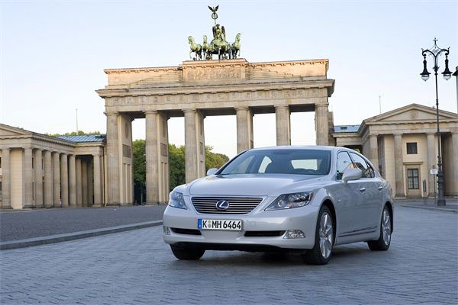 Lexus: hybrydowe wersje modeli GS i LS z większym bagażnikiem