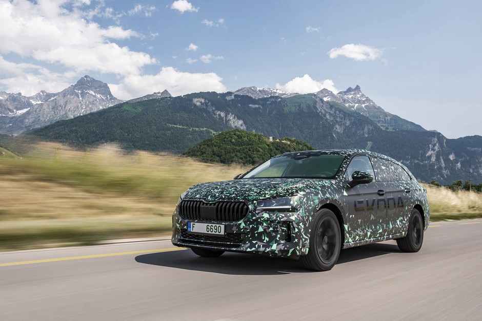 Nowa Skoda Superb w kamuflarzu