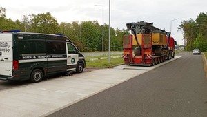 Inspektorzy oniemieli, gdy spojrzeli na wagę. Kierowca przesadził z palownicą