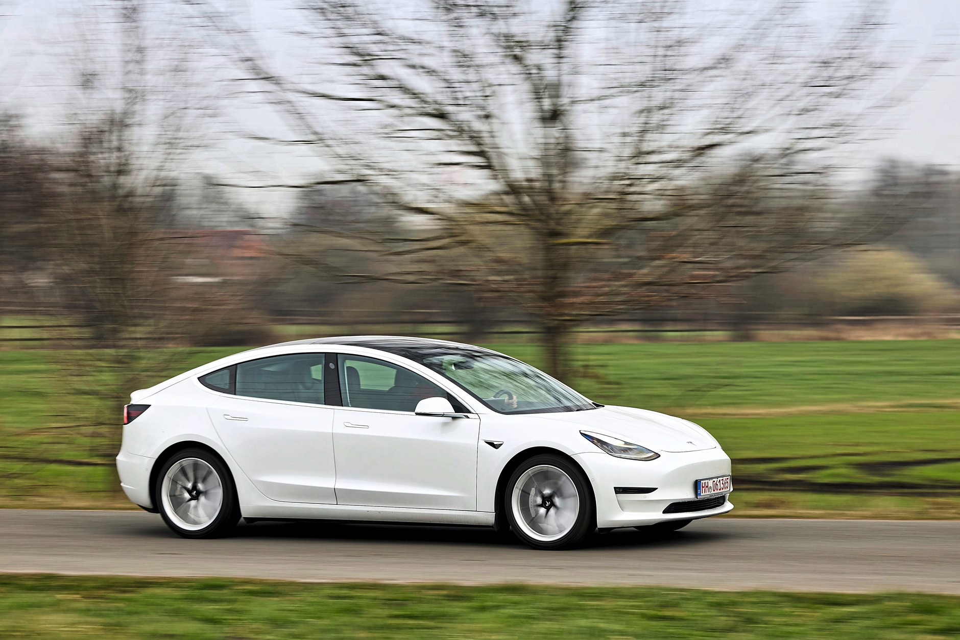 Tesla Model 3 Long Range Dual Motor (2020): ta sylwetka wciąż może się podobać.