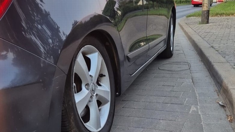 W Hondzie aż uginały się koła, ale prawdziwe "przeboje" zaczęły się, kiedy kierowca pokazał prawo jazdy