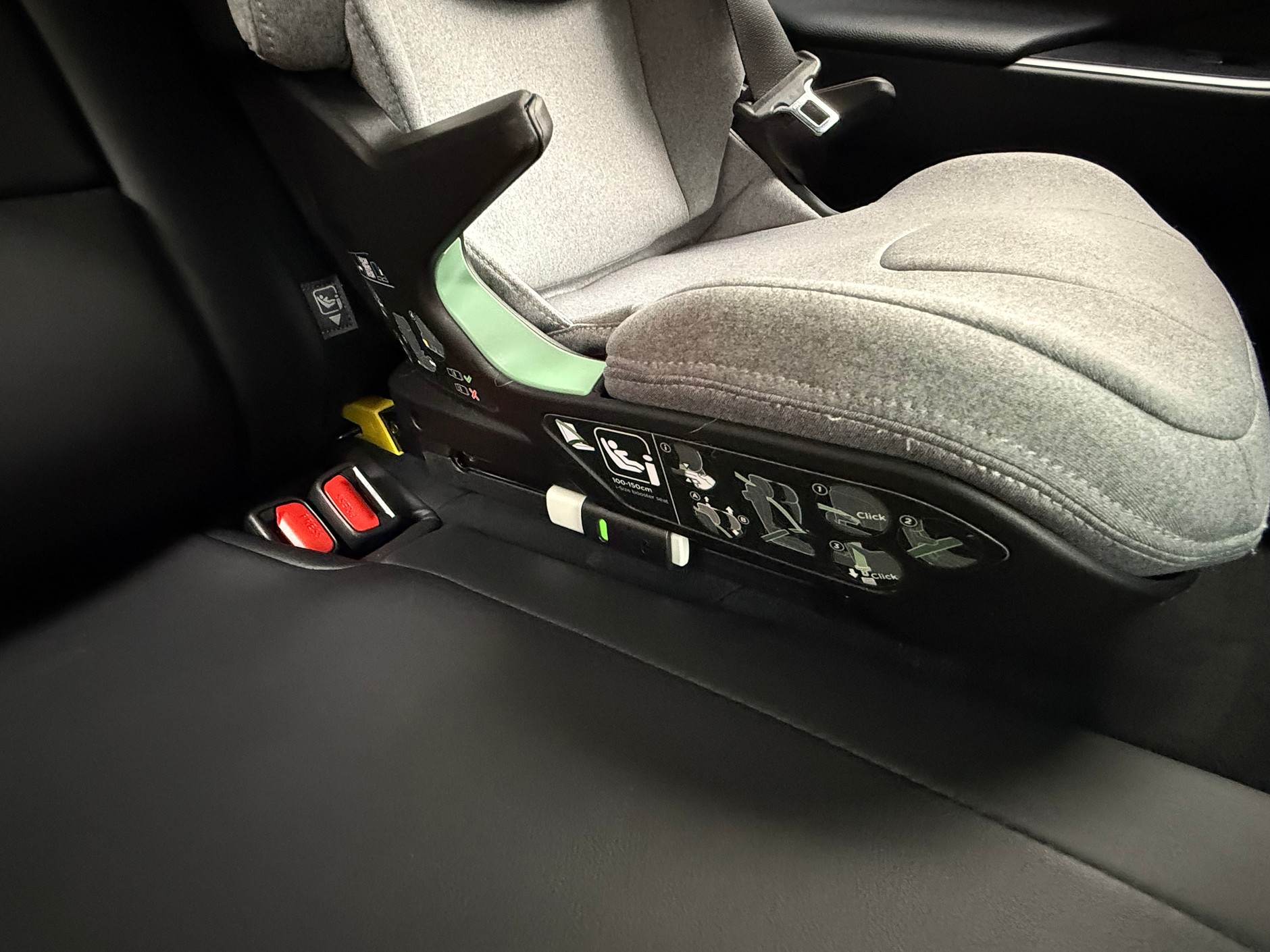 Gdy na elemencie mocującym pojawia się zielony znacznik, to mamy pewność, że zatrzask zamknął sie prawidłowo