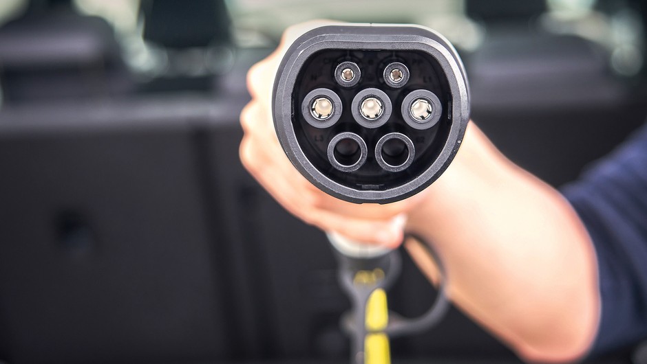 Ładowanie samochodu elektrycznego