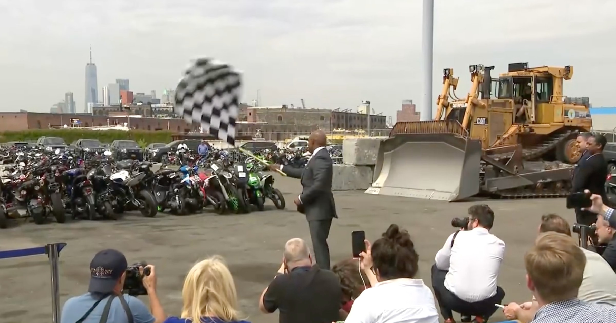 Burmistrz Nowego Jorku Eric Adams nakazał zniszczyć setkę skonfiskowanych motocykli i quadów