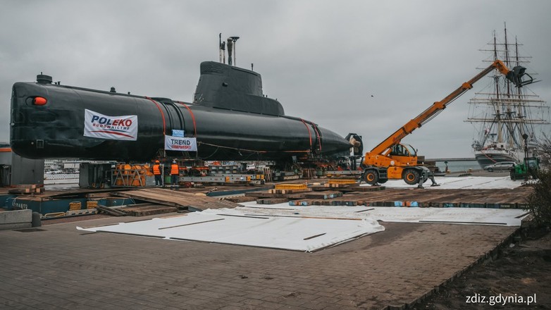 ORP Sokół podczas przygotowań do transportu do muzeum