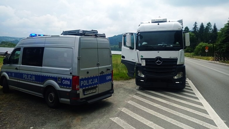 Policjanci zatrzymali tira. Kierowca był tak pijany, że wypadł z kabiny
