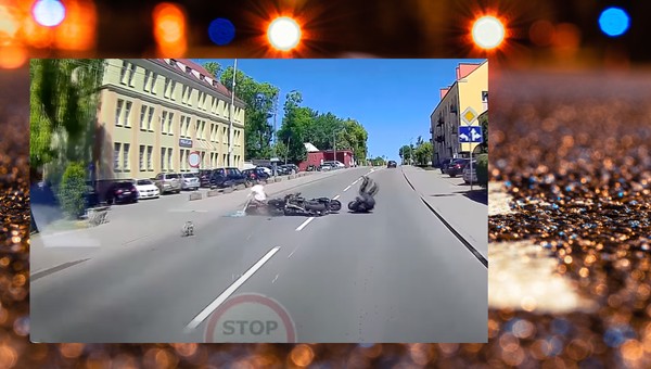Roztrzaskali się przed drzwiami komendy. Kierujący skuterem miał niezapięty kask  [Nagranie]