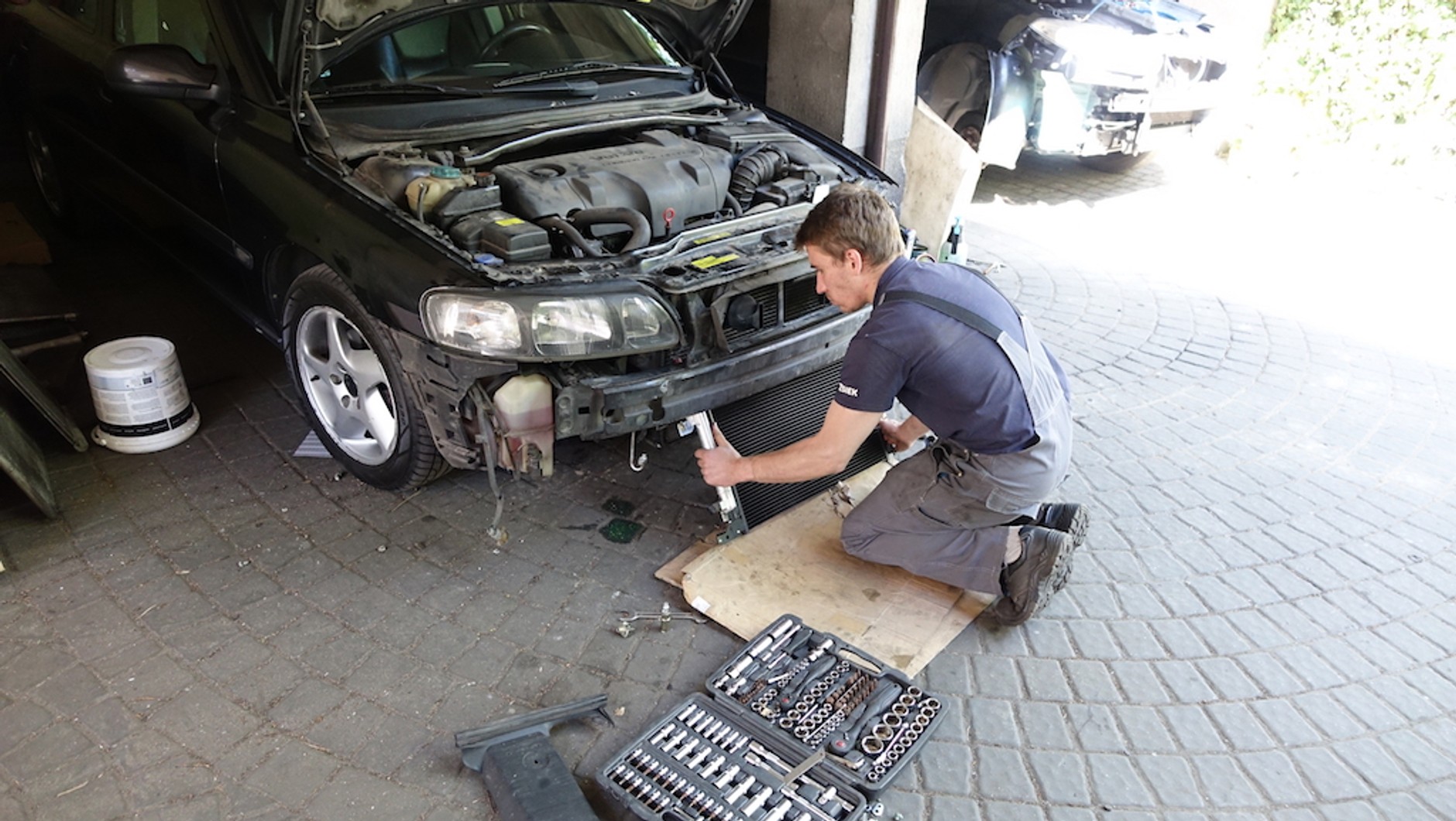 Jazda starszym samochodem zwiększa ryzyko częstych wizyt w serwisie. Limit, kiedy warto sprzedać auto, to 13 lat