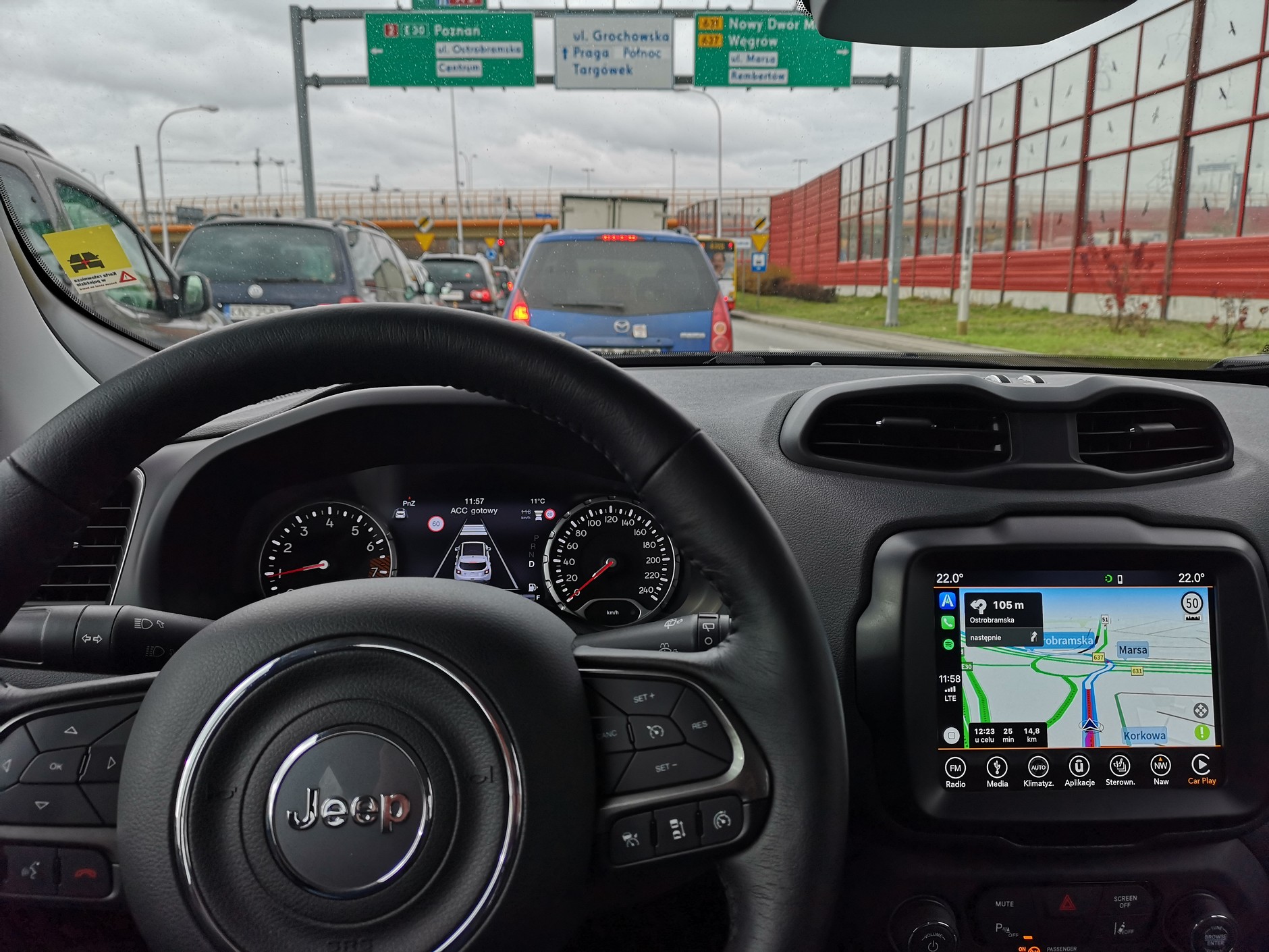 Planując trasę, warto wybrać godziny z małym natężeniem ruchu.