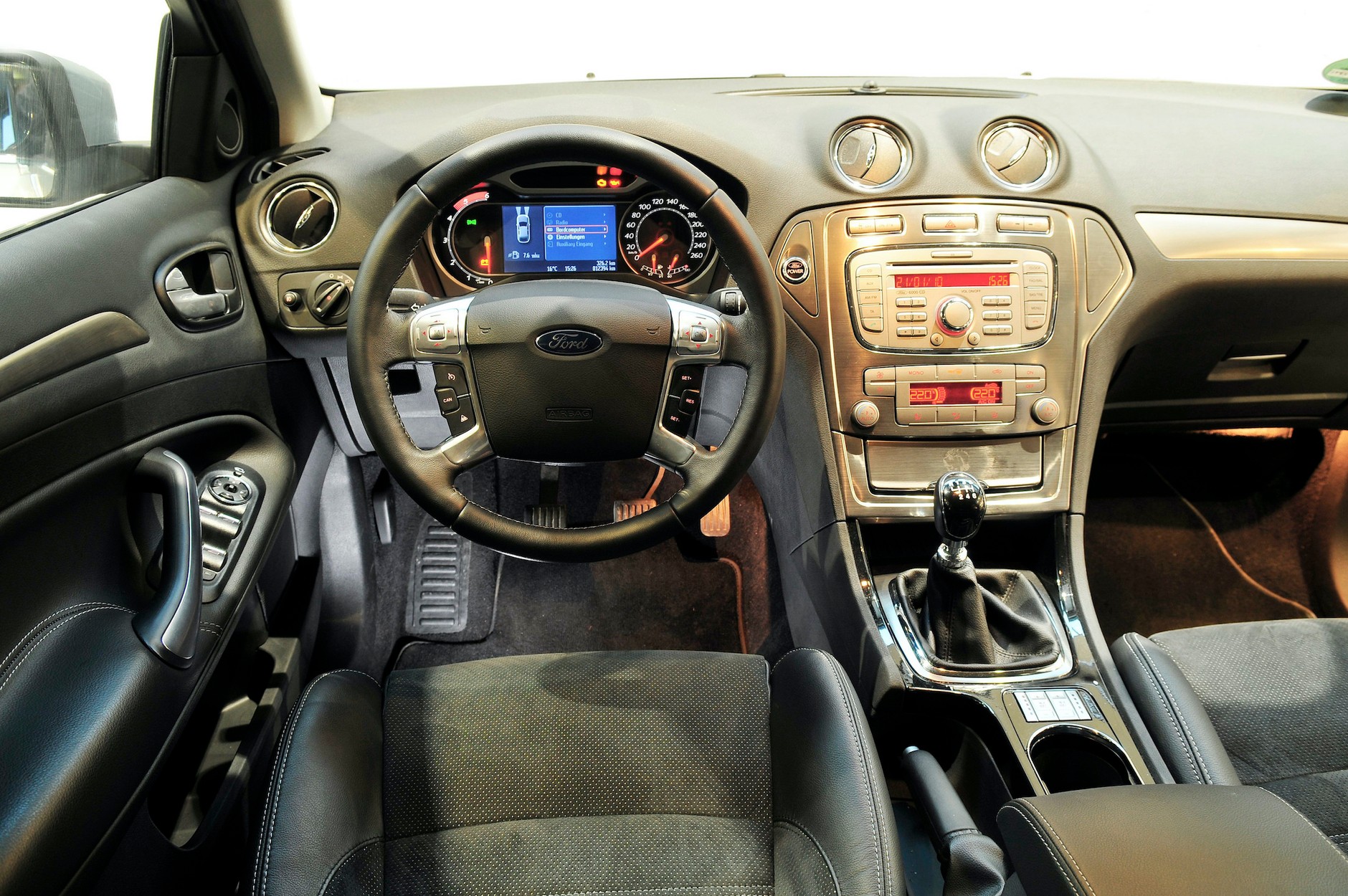 Porównanie: Ford Mondeo Kombi, Honda Accord Tourer, Škoda Superb Combi, Toyota Avensis Wagon i Volkswagen Passat  Variant