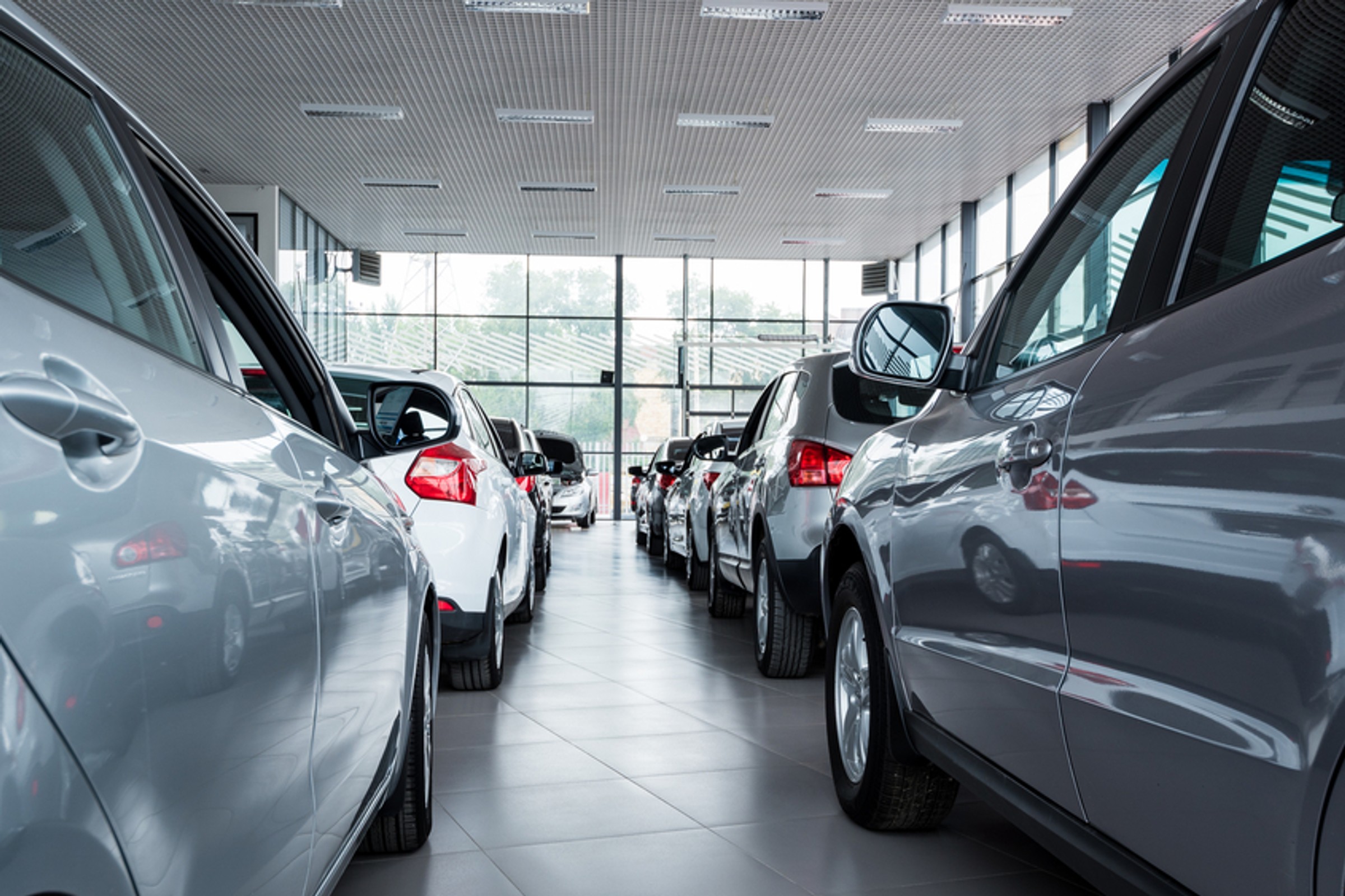 Wyprzedaże roczników już ruszyły. Przeglądamy oferty, które mają producenci. Są haczyki