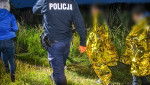 Kierowca Forda zignorował polecenie policjanta. Leśnik znalazł uciekinierów na środku stawu