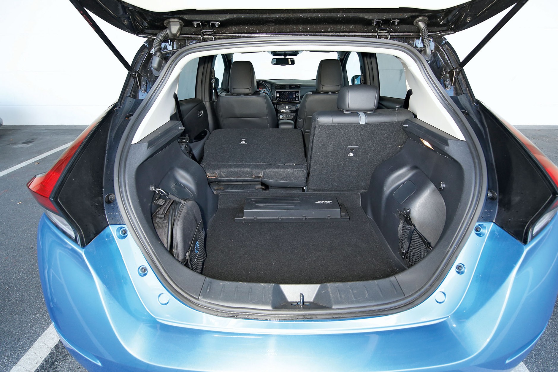 Hyundai Ioniq kontra Nissan Leaf - auta elektryczne dla ludu