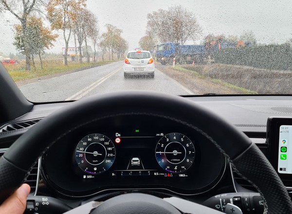 Wystarczy deszcz i auto głupieje. Tysiące samochodów ma ten problem