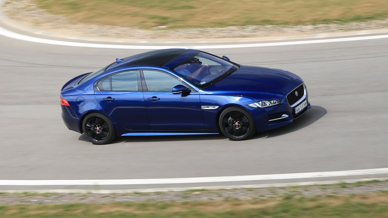 Jaguar XE 2.0 D R-Sport (1)