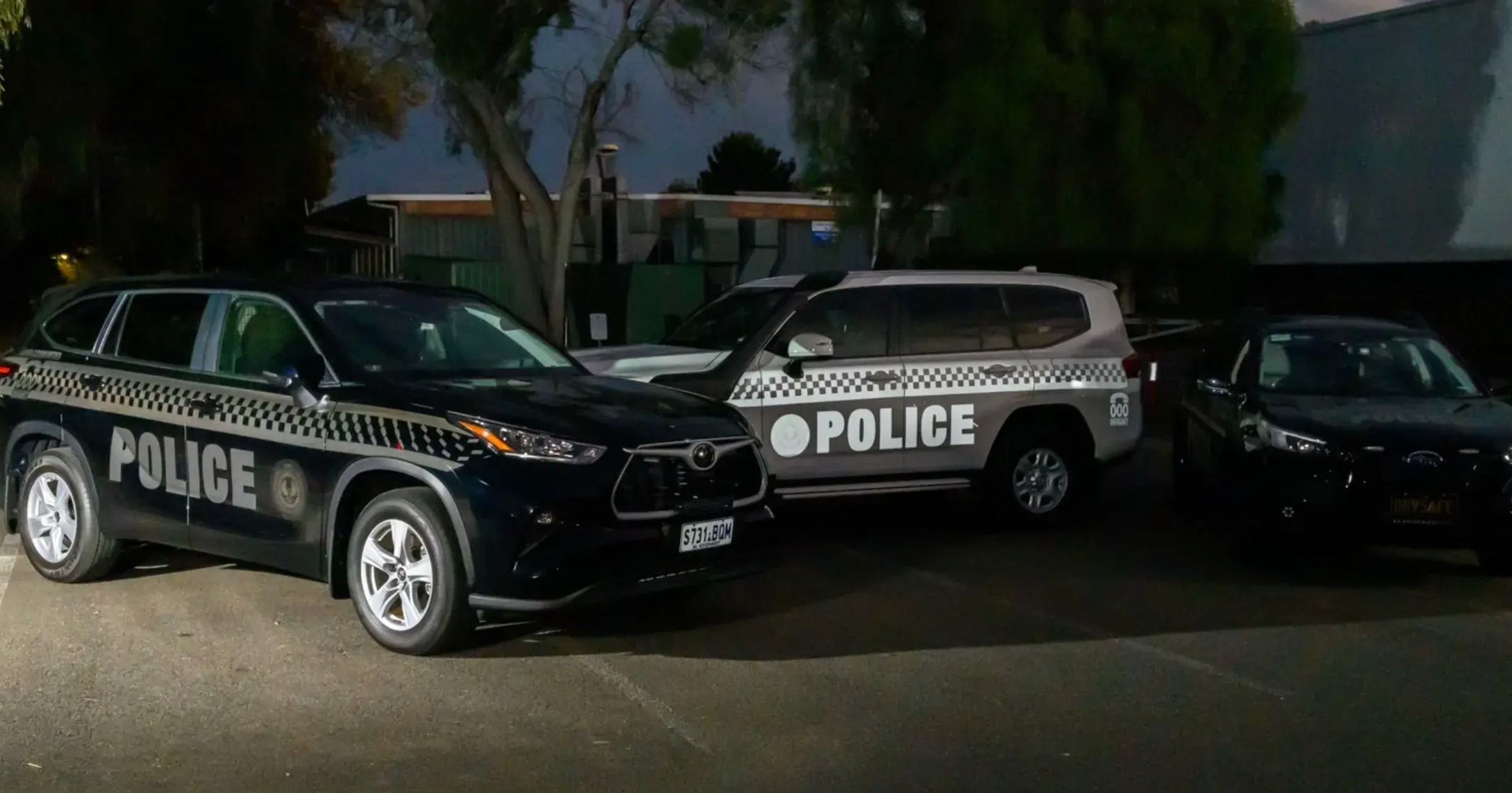 Radiowozy australijskiej policji oklejone specjalną folią. Dopiero w sztucznym świetle widać policyjne oznaczenia. 