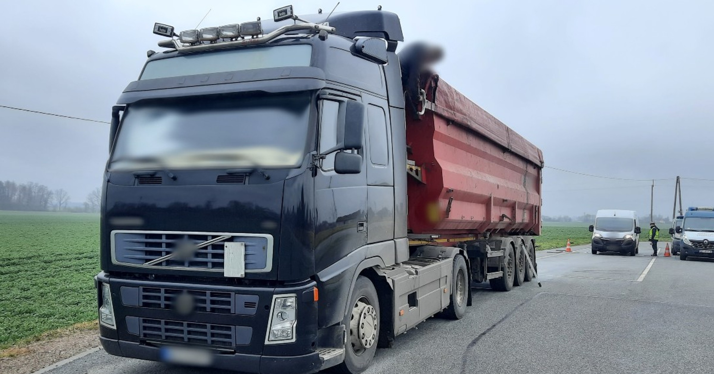 Tir przewoził za dużo kukurydzy, a bus przesadził z warzywami