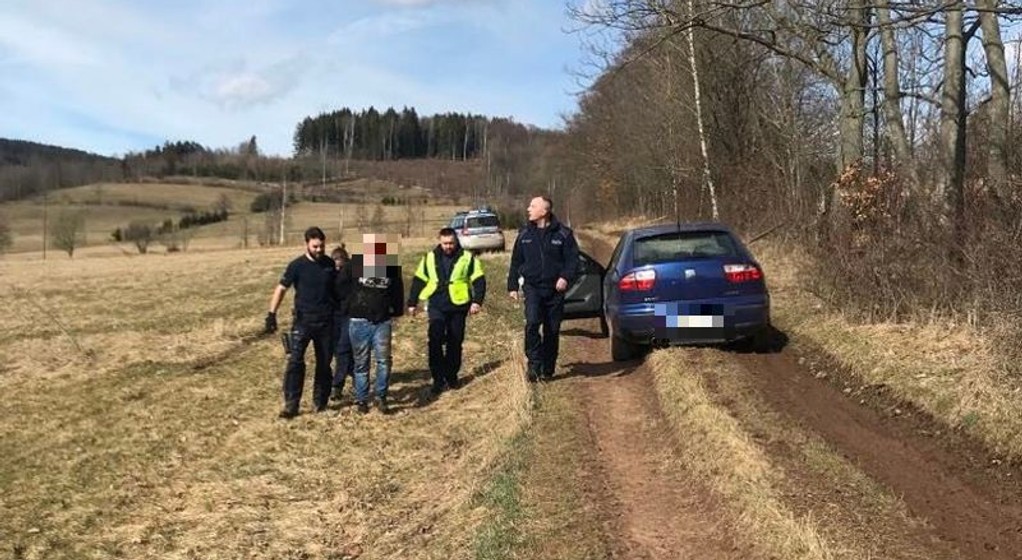 Po pościgu policjanci zatrzymali dwóch mężczyzn — kierowca auta miał wiele na sumieniu