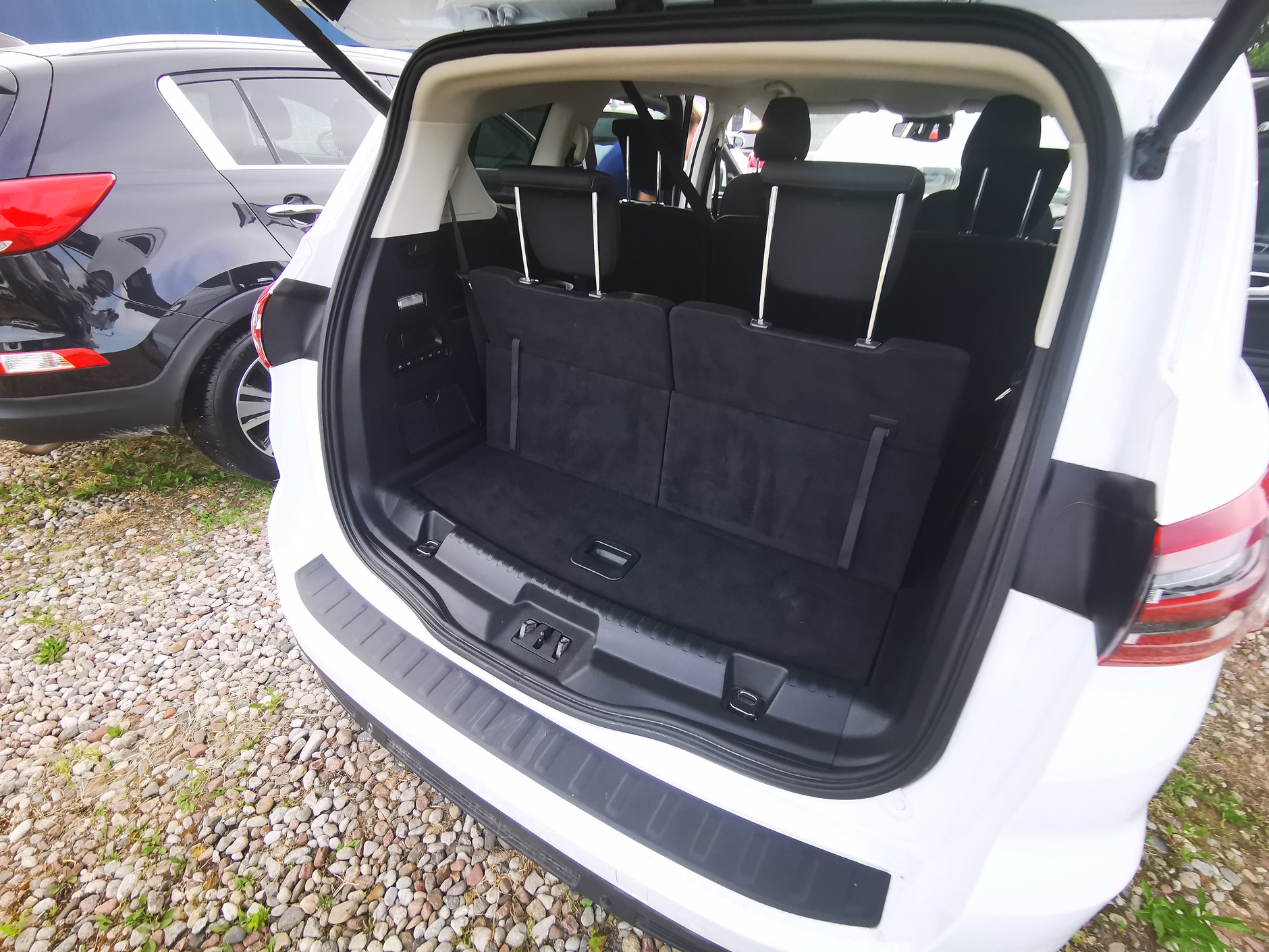 Ford S-Max z 2019 roku z przebiegiem 56 tys. km miał być idealny. Wersja 7-osobowa z atrakcyjnym wyposażeniem