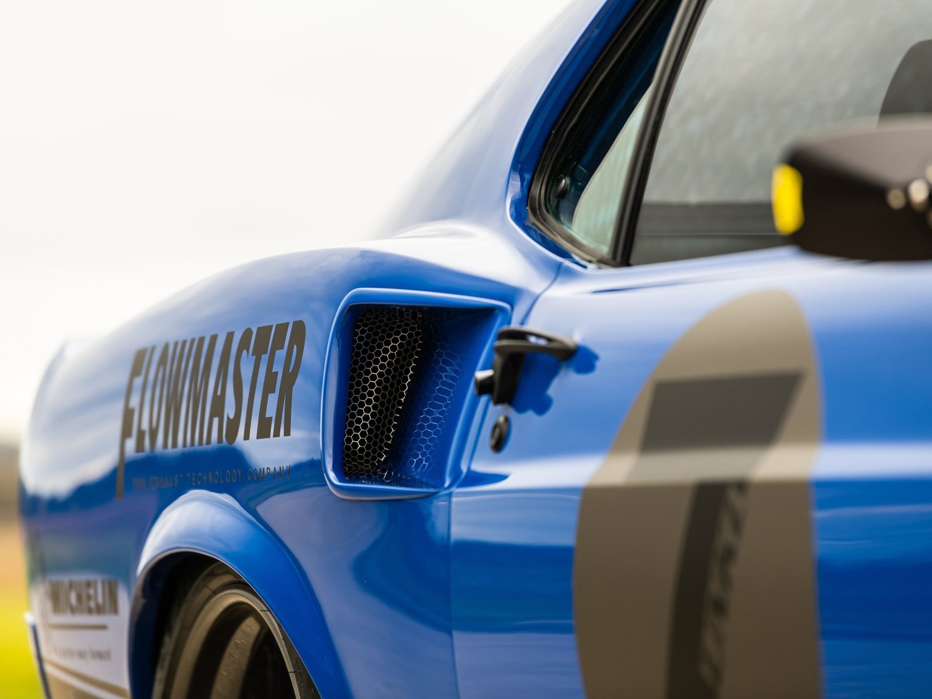 Ford Mustang Mach 1 UNKL stuningowany przez Ringbrothers