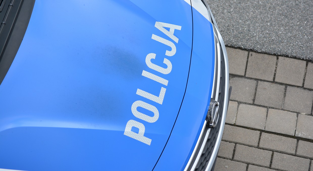 Spektakularne dachowanie w centrum Warszawy. Autor wyczynu to nie byle kto