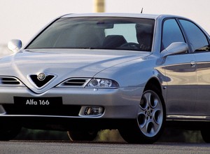 Sierpień 1998 r. Klienci czekali na Alfę 166, ekspansja Daewoo i bezkarni złodzieje