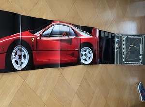 Oniemiałem na widok jednej z największych kolekcji prospektów aut w Polsce. Waży tyle, ile dwa BMW 740d