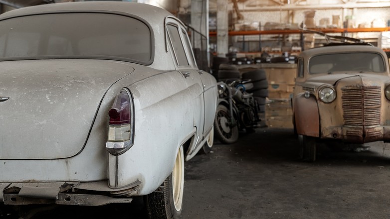 Barnfind - zakurzone auta w garażu