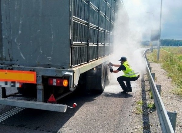 Kierowca nie zauważył, że pali się naczepa