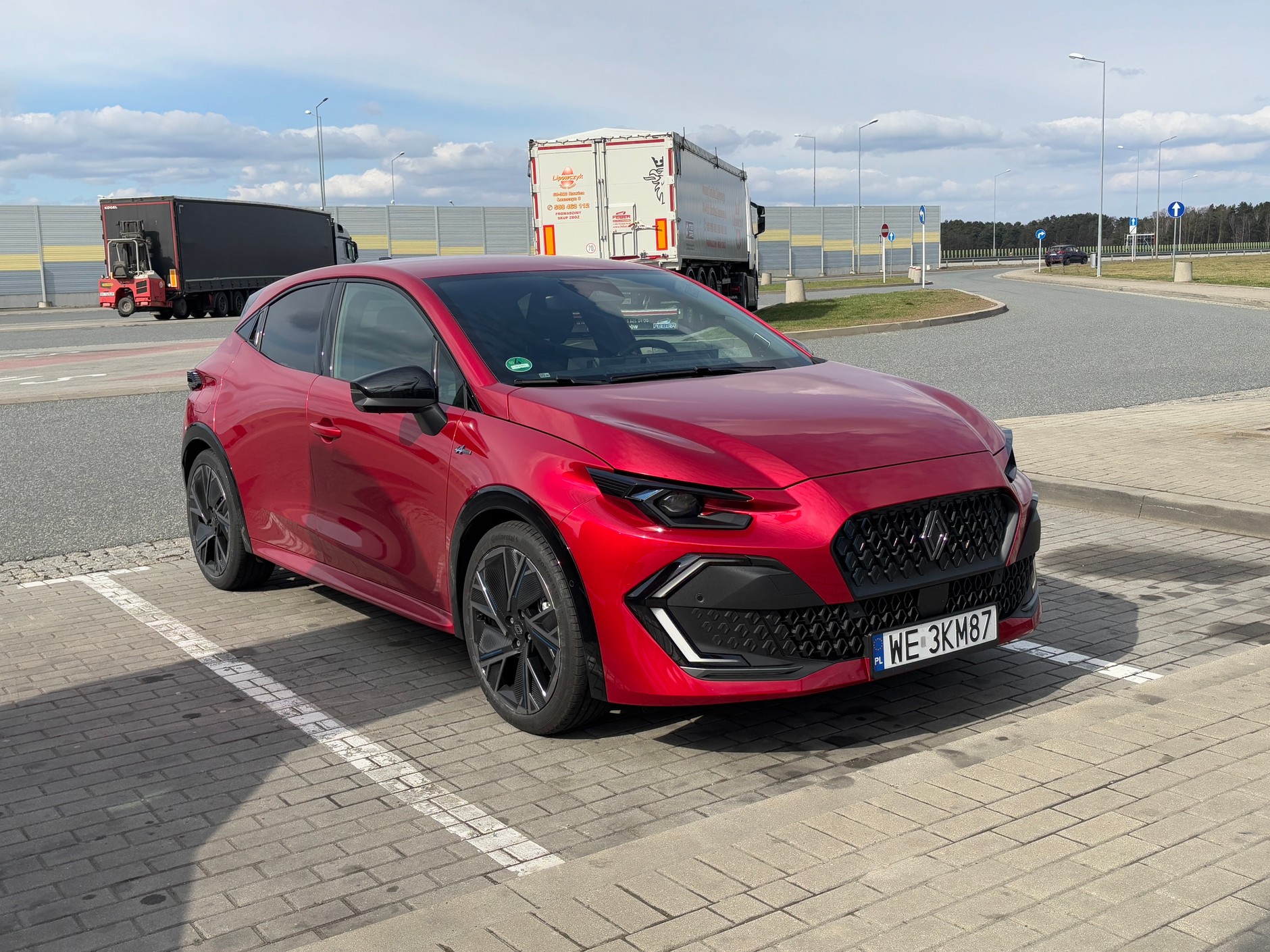 Hybrydowe Renault Clio na autostradzie