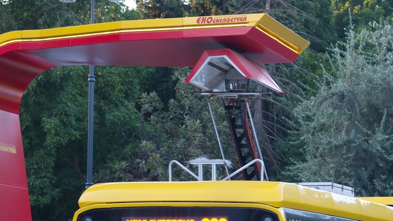 Ładowanie autobusu elektrucznego - zdjęcie ilustracyjne