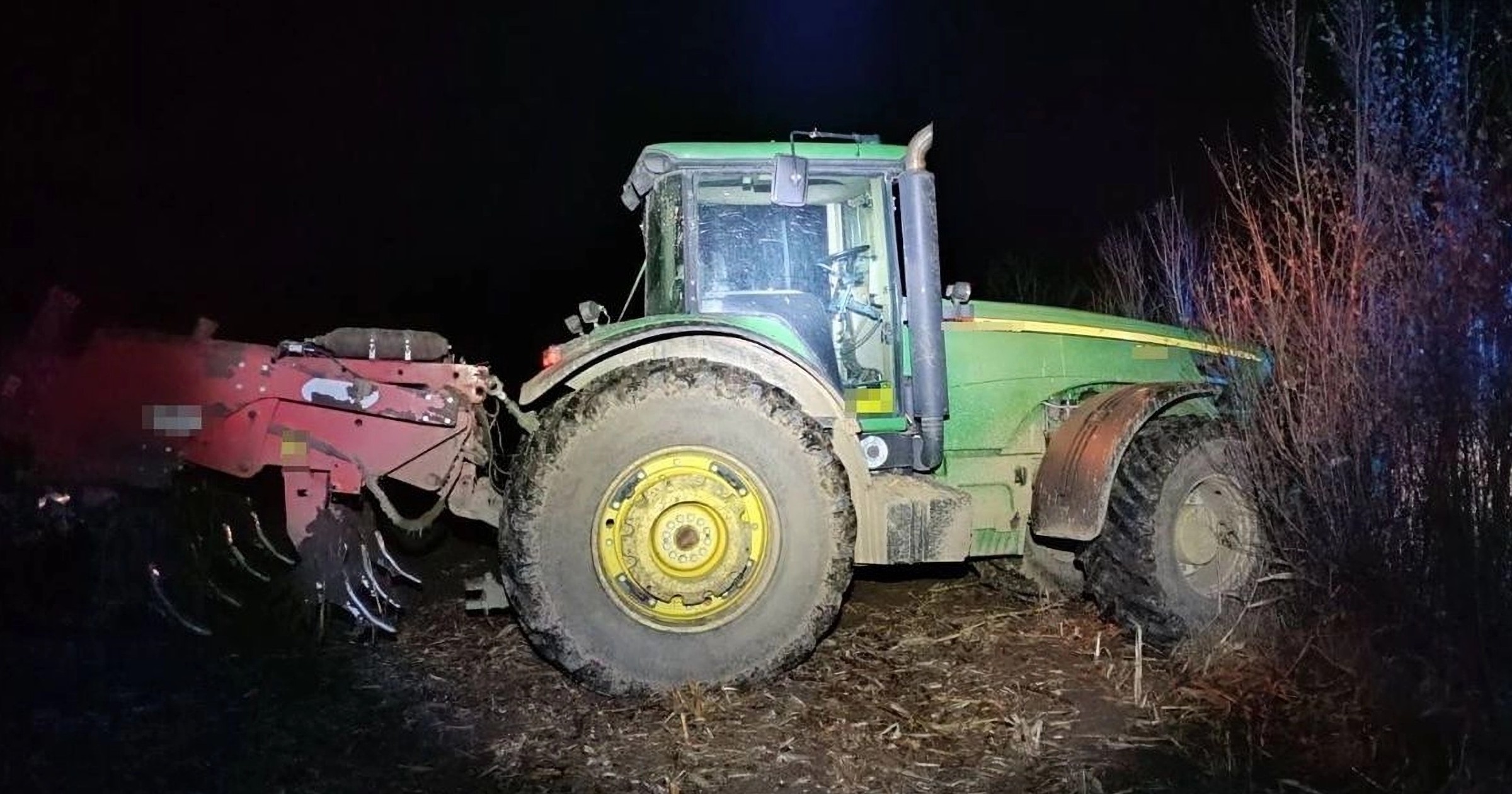 Pijany wjechał traktorem w drzewo. Potem popisał się jego kolega